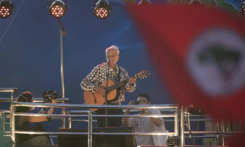 Políticos e Advogados da Direita Atacam Artistas por Oposição à Anistia para Presos do 8 de Janeiro 1 Políticos e advogados de direita criticam artistas como Gilberto Gil, Caetano Veloso e Chico Buarque por se oporrem à anistia para presos do 8 de janeiro. A polêmica divide opiniões sobre a justiça e a memória da ditadura militar.