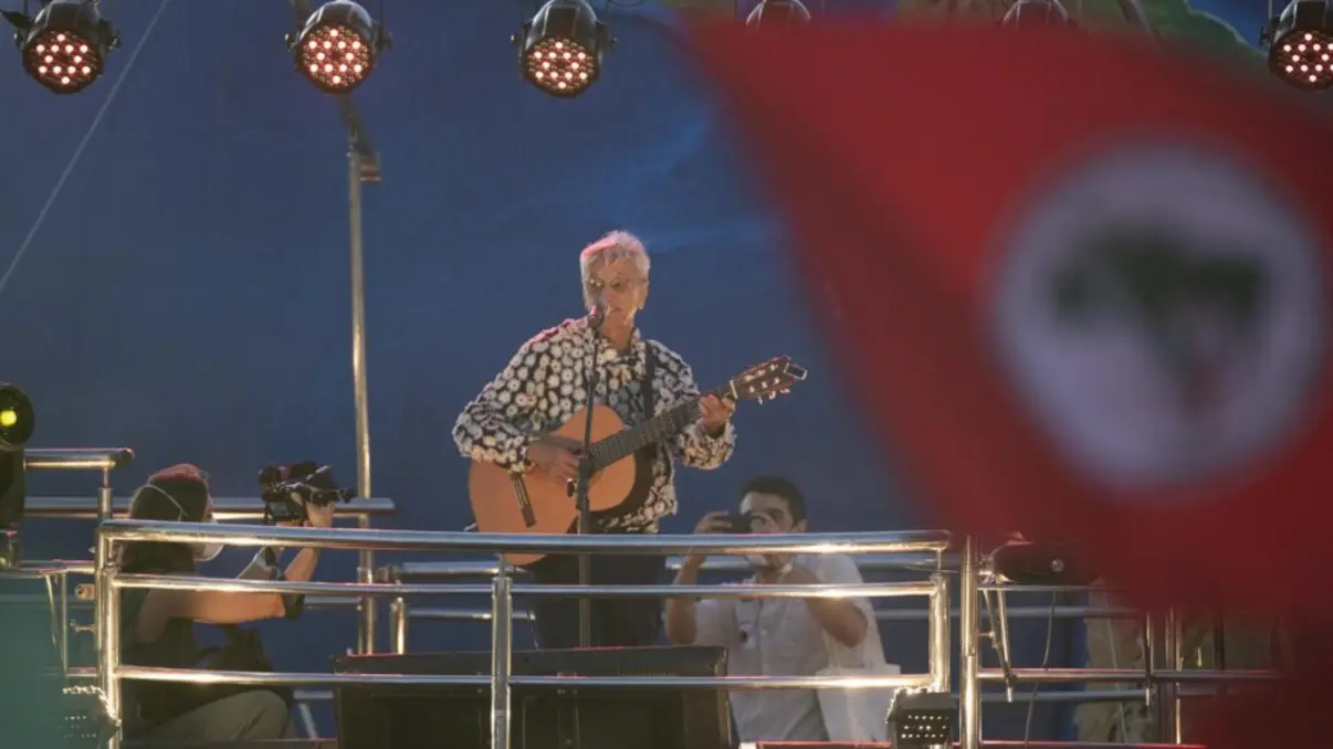 Políticos e advogados de direita criticam artistas como Gilberto Gil, Caetano Veloso e Chico Buarque por se oporrem à anistia para presos do 8 de janeiro. A polêmica divide opiniões sobre a justiça e a memória da ditadura militar.