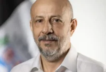 Ex-delegado geral de São Paulo, Ruy Ferraz Fontes, foi assassinado na Praia Grande. A ação violenta, com características de planejamento e coordenação, chocou a comunidade policial e o público. A Polícia investiga o caso.