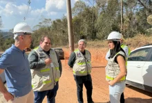 R$ 10,6 milhões serão investidos na pavimentação de uma vicinal em São Roque, beneficiando 35 mil moradores com melhorias na trafegabilidade e segurança viária. A obra contribui para a qualidade de vida, desenvolvimento econômico e otimiza o fluxo de veículos na região.