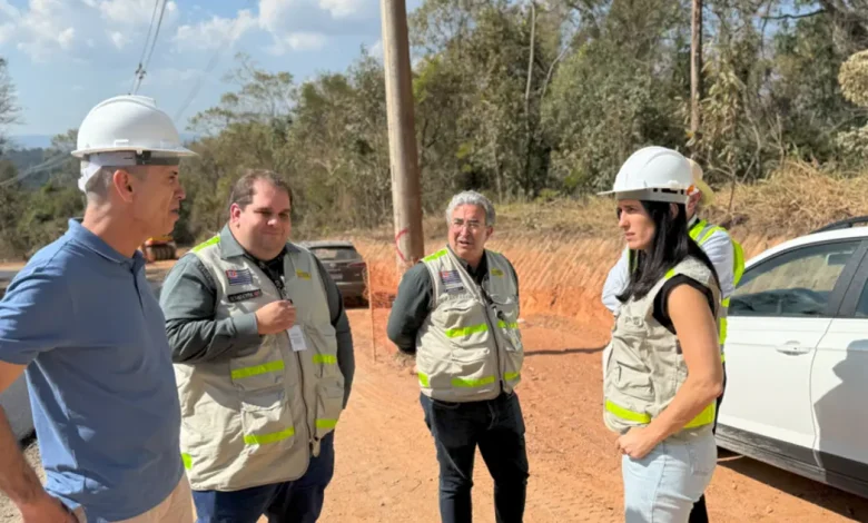 R$ 10,6 milhões para pavimentação de vicinal em São Roque beneficiando 35 mil moradores 1 R$ 10,6 milhões serão investidos na pavimentação de uma vicinal em São Roque, beneficiando 35 mil moradores com melhorias na trafegabilidade e segurança viária. A obra contribui para a qualidade de vida, desenvolvimento econômico e otimiza o fluxo de veículos na região.