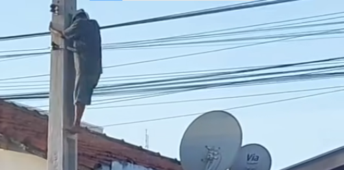 Dupla e Flagrada Retirando Cabos de Energia no Centro de Paraguacu Paulista
