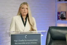 Viúva de ativista político Charlie Kirk assume liderança da Turning Point USA após seu assassinato. Erika Kirk busca manter o legado do marido em meio a um cenário político polarizado e críticas à organização.