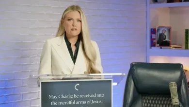 Viúva de ativista político Charlie Kirk assume liderança da Turning Point USA após seu assassinato. Erika Kirk busca manter o legado do marido em meio a um cenário político polarizado e críticas à organização.
