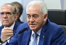 Senadores Otto Alencar e Randolfe Rodrigues discutem a participação de artistas em protestos durante a ditadura militar, comparando com críticas a artistas atuais.