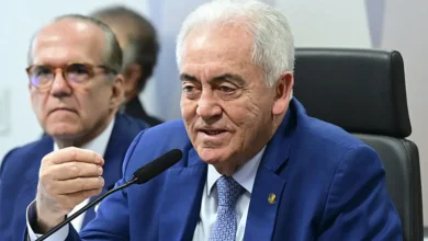 Senadores Otto Alencar e Randolfe Rodrigues discutem a participação de artistas em protestos durante a ditadura militar, comparando com críticas a artistas atuais.