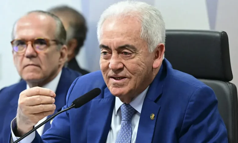 Artistas em Protestos: Ditadura Militar e Críticas Atuais 1 Senadores Otto Alencar e Randolfe Rodrigues discutem a participação de artistas em protestos durante a ditadura militar, comparando com críticas a artistas atuais.