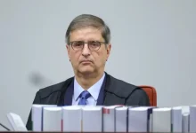 PGR pede condenação de 7 acusados do "núcleo da desinformação" por participação em suposta trama golpista para manter Bolsonaro no poder após as eleições de 2022. Acusados respondem por crimes como organização criminosa armada e tentativa de golpe.