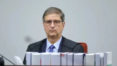 PGR pede condenação de 7 acusados do "núcleo da desinformação" por participação em suposta trama golpista para manter Bolsonaro no poder após as eleições de 2022. Acusados respondem por crimes como organização criminosa armada e tentativa de golpe.