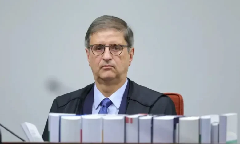 PGR pede condenação de 7 acusados do núcleo da desinformação em suposta trama golpista 1 PGR pede condenação de 7 acusados do "núcleo da desinformação" por participação em suposta trama golpista para manter Bolsonaro no poder após as eleições de 2022. Acusados respondem por crimes como organização criminosa armada e tentativa de golpe.