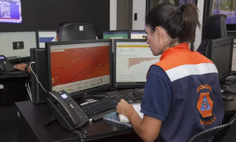 Alerta meteorológico para São Paulo: chuva intensa na costa, risco de alagamentos e secas no interior com alta probabilidade de incêndios.