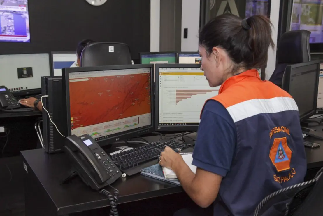 Alerta meteorológico para São Paulo: chuva intensa na costa, risco de alagamentos e secas no interior com alta probabilidade de incêndios.