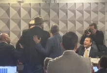 Sessão da CPMI do INSS marcada por tensão e confrontos durante o depoimento de "Careca do INSS". Recusa em responder perguntas, acusações de roubo e protestos de parlamentares culminam em interrupção da sessão.