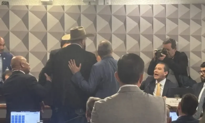 Sessão da CPMI do INSS marcada por tensão e confrontos durante o depoimento de "Careca do INSS". Recusa em responder perguntas, acusações de roubo e protestos de parlamentares culminam em interrupção da sessão.