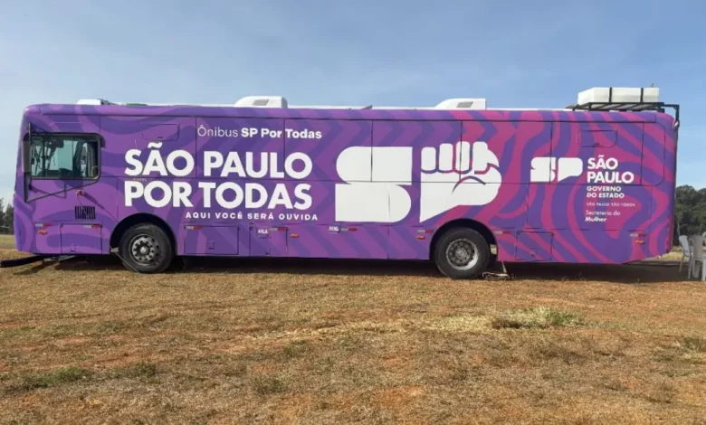 Ônibus SP Por Todas chega a Jaguariúna oferecendo apoio e orientação para mulheres em situação de vulnerabilidade. A unidade móvel disponibiliza serviços jurídicos e psicossociais no Rodeio e no Centro Cultural. Acesso à ajuda e segurança para todas.