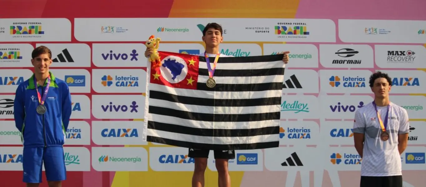 Equipe paulista busca tricampeonato nos Jogos da Juventude. Natação brilha com diversas medalhas, impulsionando a equipe rumo ao topo. Acompanhe a jornada dos jovens atletas pela Agência SP.