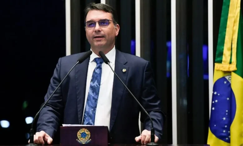 Flávio Bolsonaro critica perseguição política à direita em evento na Itália 1 Senador Flávio Bolsonaro critica perseguição política a direita no Brasil em evento na Itália, defende Zambelli e Tagliaferro contra extradição.