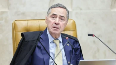 Presidente do STF, Barroso, envia projeto de lei com reajuste salarial de 8% ao ano para servidores do Judiciário em 3 etapas. A proposta visa compensar a perda de poder aquisitivo dos funcionários, que sofreu 24,21% desde 2019.