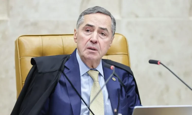 Presidente do STF, Barroso, envia projeto de lei com reajuste salarial de 8% ao ano para servidores do Judiciário em 3 etapas. A proposta visa compensar a perda de poder aquisitivo dos funcionários, que sofreu 24,21% desde 2019.