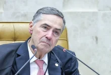 Presidente do STF, Luís Roberto Barroso, afirma não lamentar voto que resultou na prisão de Lula em 2018 durante a Lava Jato. Apesar de ter votado "com dor no coração", Barroso defende que sua responsabilidade como juiz é aplicar a lei.