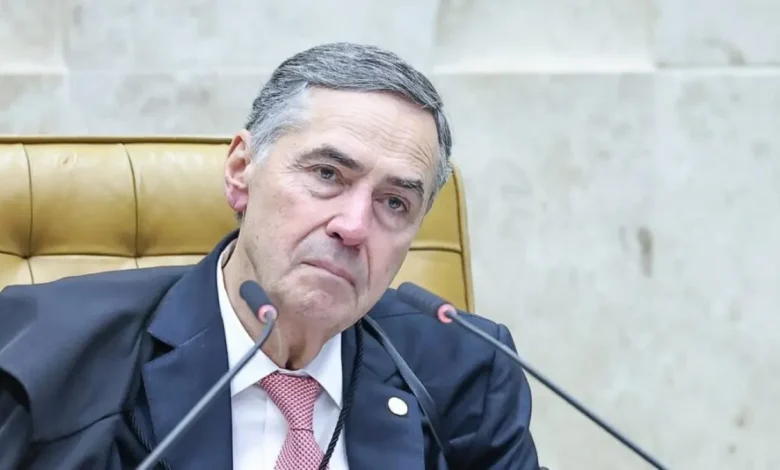 Presidente do STF, Luís Roberto Barroso, afirma não lamentar voto que resultou na prisão de Lula em 2018 durante a Lava Jato. Apesar de ter votado "com dor no coração", Barroso defende que sua responsabilidade como juiz é aplicar a lei.