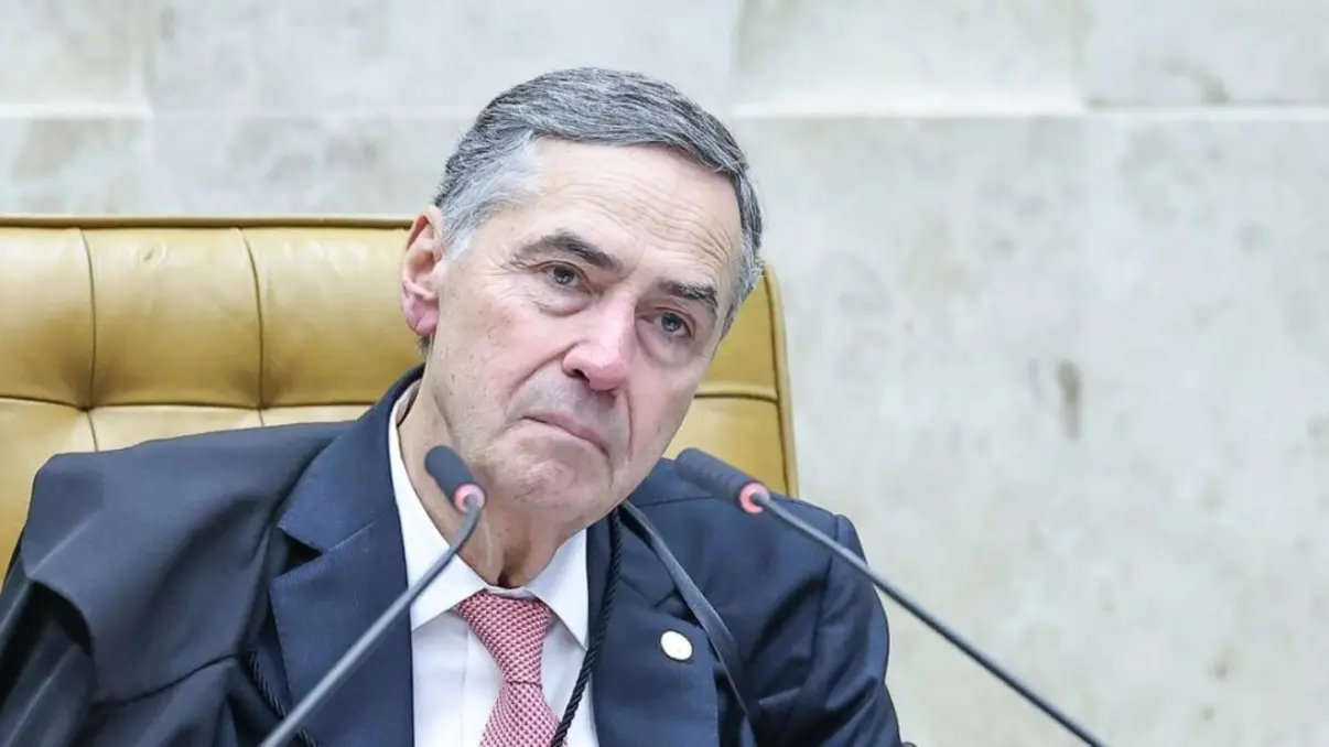 Presidente do STF, Luís Roberto Barroso, afirma não lamentar voto que resultou na prisão de Lula em 2018 durante a Lava Jato. Apesar de ter votado "com dor no coração", Barroso defende que sua responsabilidade como juiz é aplicar a lei.