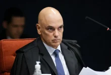 Julgamento de Bolsonaro no STF entra na fase final com postura de Moraes desafiando Trump, que impôs sanções ao Brasil. Ministério está dividido e aliados de Bolsonaro buscam impeachment de Moraes.