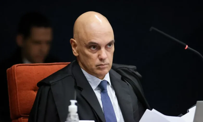 Julgamento de Bolsonaro no STF: Moraes desafia Trump e aliados buscam impeachment 1 Julgamento de Bolsonaro no STF entra na fase final com postura de Moraes desafiando Trump, que impôs sanções ao Brasil. Ministério está dividido e aliados de Bolsonaro buscam impeachment de Moraes.