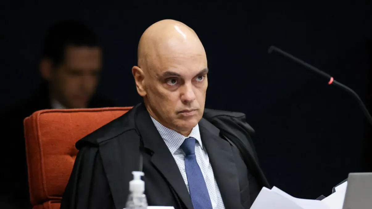 Julgamento de Bolsonaro no STF entra na fase final com postura de Moraes desafiando Trump, que impôs sanções ao Brasil. Ministério está dividido e aliados de Bolsonaro buscam impeachment de Moraes.