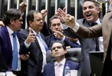Câmara dos Deputados recomenda suspensão de 3 deputados da oposição após ocupação do plenário. Marcos Pollon pode ser suspenso por 90 dias, enquanto Marcel Van Hattem e Zé Trovão poderiam ser suspensos por 30. A Corregedoria também propõe censura escrita para outros parlamentares.