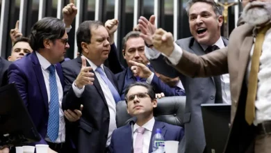 Câmara dos Deputados recomenda suspensão de 3 deputados da oposição após ocupação do plenário. Marcos Pollon pode ser suspenso por 90 dias, enquanto Marcel Van Hattem e Zé Trovão poderiam ser suspensos por 30. A Corregedoria também propõe censura escrita para outros parlamentares.
