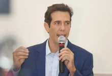 Renato Feder, secretário de Educação de São Paulo, enfrenta críticas por políticas focadas em resultados e avaliações de professores. A gestão defende a valorização dos docentes, com bônus por desempenho, e investimentos em infraestrutura escolar. Parcerias público-privadas também avançam na educação paulista.