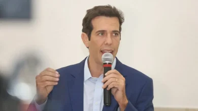 Renato Feder, secretário de Educação de São Paulo, enfrenta críticas por políticas focadas em resultados e avaliações de professores. A gestão defende a valorização dos docentes, com bônus por desempenho, e investimentos em infraestrutura escolar. Parcerias público-privadas também avançam na educação paulista.