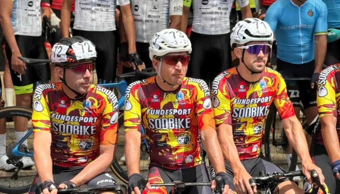 Ciclistas internacionais se preparam para a largada da Volta Ciclística Internacional, que atravessará São Paulo com um percurso desafiador conectando diversas cidades. A prova promete espetáculo de técnica e resistência em paisagens diversificadas.