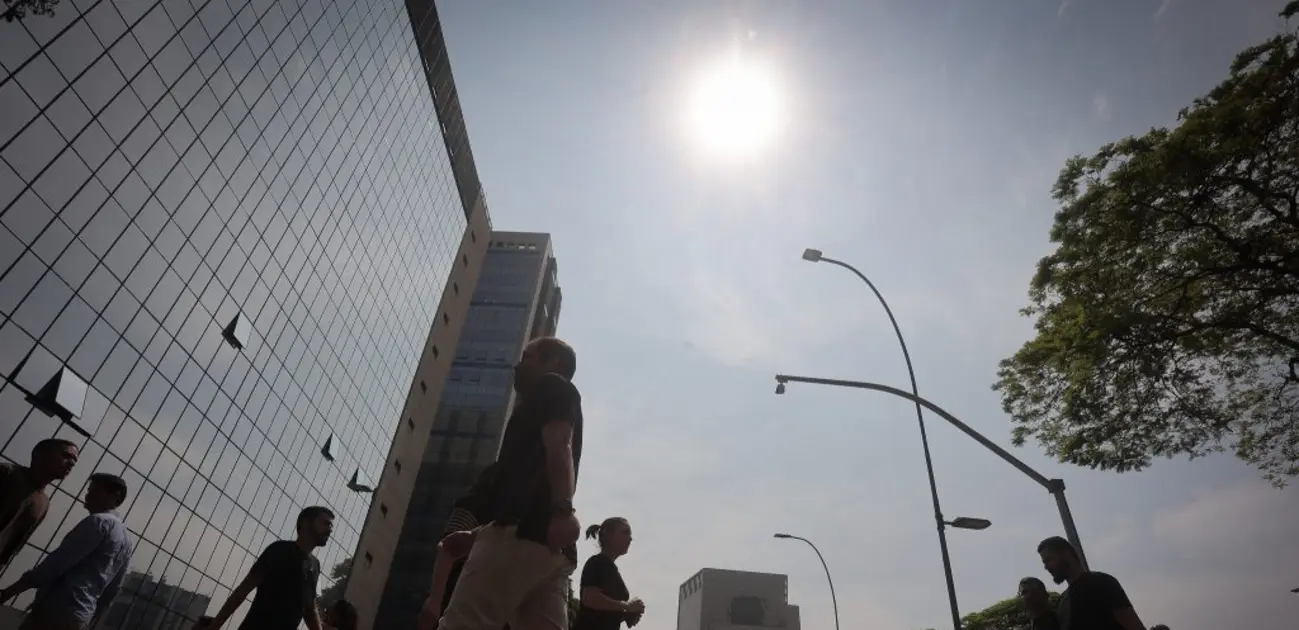 Alerta severo de baixa umidade do ar para 466 municípios em SP. Defesa Civil alerta para riscos à saúde e aumento do perigo de incêndios. Seja cauteloso e siga as orientações.