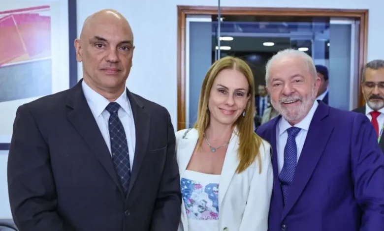 Análise da ofensiva de Trump contra ministro Alexandre de Moraes, com sanções financeiras e acusações de censura. Deltan Dallagnol, Guilherme Kilter e Daniel Vargas comentam as repercussões no Brasil, com resposta do STF e denúncia contra Eduardo Bolsonaro.