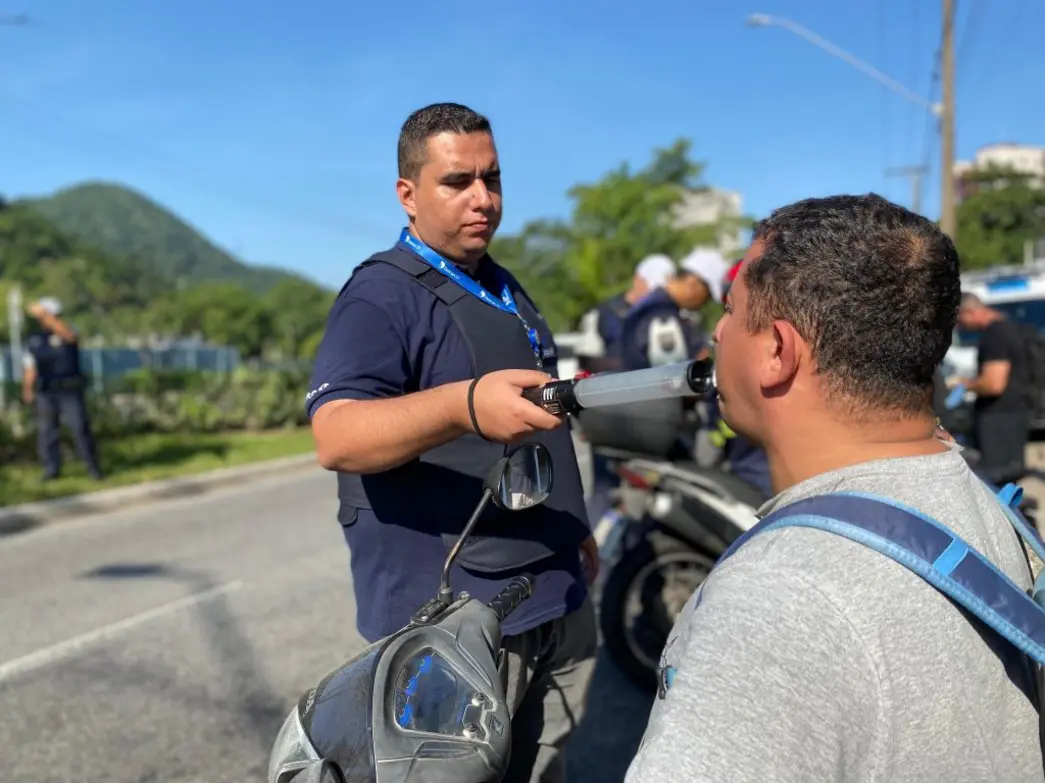 Detran-SP registra fiscalização recorde de 105 mil motoristas em agosto. Operações intensificadas em Bauru e Barretos contribuíram para a marca histórica. A campanha visa coibir a direção embriagada e garantir a segurança no trânsito.