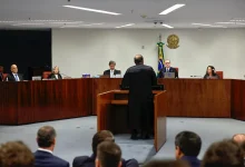 Advogado de Bolsonaro pede anulação da delação premiada de ex-ajudante de ordens, alegando influência de perfil falso em rede social. Vilardi argumenta que as informações fornecidas por "Cid" são inconsistentes e fruto de manipulação.