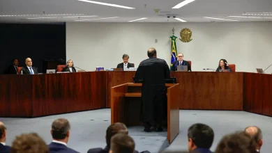 Advogado de Bolsonaro pede anulação da delação premiada de ex-ajudante de ordens, alegando influência de perfil falso em rede social. Vilardi argumenta que as informações fornecidas por "Cid" são inconsistentes e fruto de manipulação.