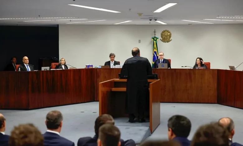 Advogado de Bolsonaro pede anulação da delação de ex-ajudante de ordens 1 Advogado de Bolsonaro pede anulação da delação premiada de ex-ajudante de ordens, alegando influência de perfil falso em rede social. Vilardi argumenta que as informações fornecidas por "Cid" são inconsistentes e fruto de manipulação.