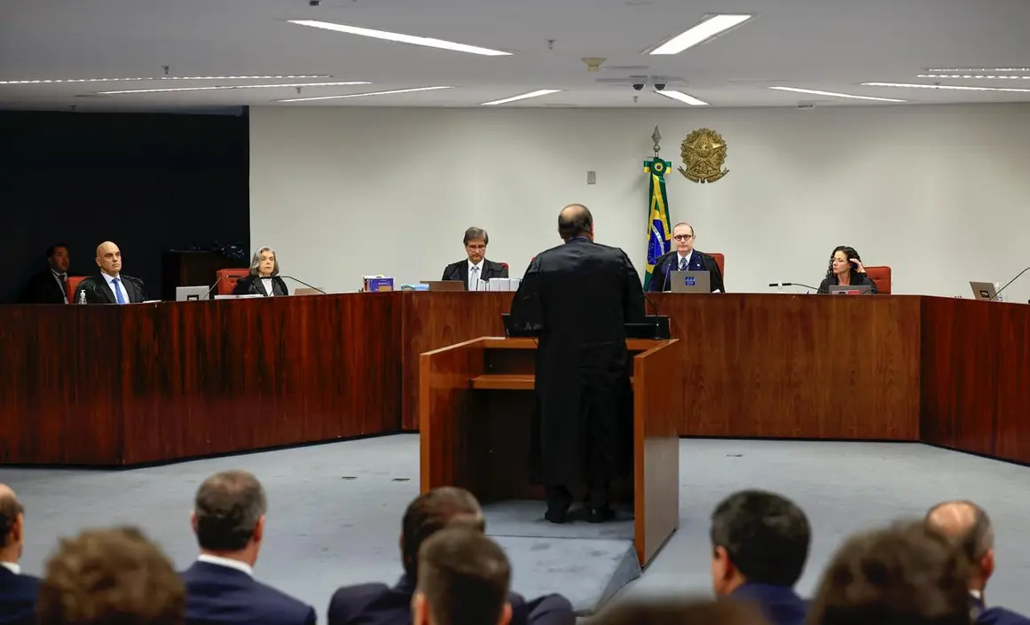 Advogado de Bolsonaro pede anulação da delação premiada de ex-ajudante de ordens, alegando influência de perfil falso em rede social. Vilardi argumenta que as informações fornecidas por "Cid" são inconsistentes e fruto de manipulação.