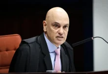 Ministro Alexandre de Moraes acusa Bolsonaro de liderar organização criminosa para deslegitimar eleições de 2022. Acusações incluem incitação de milícias digitais, difusão de informações falsas e uso da Abin para favorecer planos ilícitos.