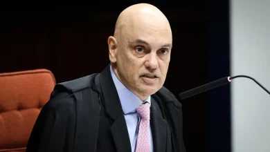 Ministro Alexandre de Moraes acusa Bolsonaro de liderar organização criminosa para deslegitimar eleições de 2022. Acusações incluem incitação de milícias digitais, difusão de informações falsas e uso da Abin para favorecer planos ilícitos.