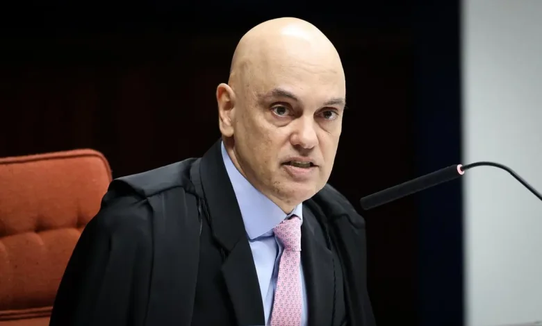 Ministro Alexandre de Moraes acusa Bolsonaro de liderar organização criminosa para deslegitimar eleições de 2022. Acusações incluem incitação de milícias digitais, difusão de informações falsas e uso da Abin para favorecer planos ilícitos.