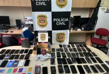 Polícia Civil desarticula central de receptação de celulares roubados na Zona Oeste de SP. Mais de 70 aparelhos apreendidos e dois suspeitos presos. Ação contra quadrilha que vendia celulares adulterados em outros estados.