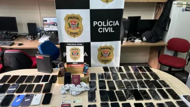 Polícia Civil desarticula central de receptação de celulares roubados na Zona Oeste de SP. Mais de 70 aparelhos apreendidos e dois suspeitos presos. Ação contra quadrilha que vendia celulares adulterados em outros estados.