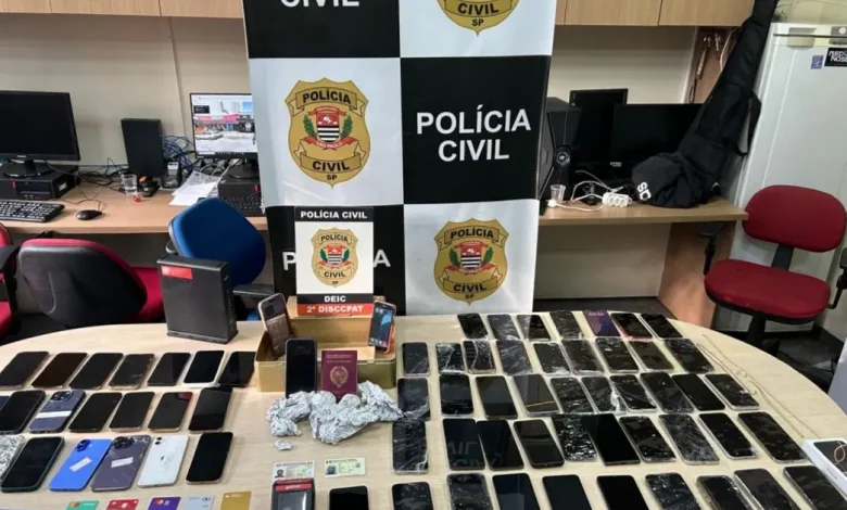 Polícia Civil desmantela central de receptação de celulares roubados em SP 1 Polícia Civil desarticula central de receptação de celulares roubados na Zona Oeste de SP. Mais de 70 aparelhos apreendidos e dois suspeitos presos. Ação contra quadrilha que vendia celulares adulterados em outros estados.