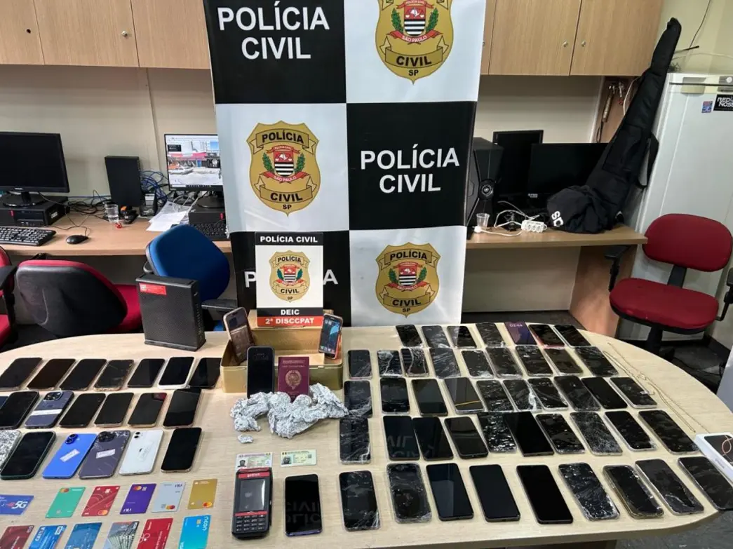 Polícia Civil desarticula central de receptação de celulares roubados na Zona Oeste de SP. Mais de 70 aparelhos apreendidos e dois suspeitos presos. Ação contra quadrilha que vendia celulares adulterados em outros estados.