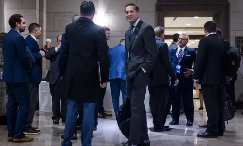 Deputado Americano Ataca STF e Promete Punições a Moraes 1 Deputado americano Rich McCormick ataca decisão do STF que condenou Bolsonaro, chamando-o de "farsa política" e ministros de "criminosos". McCormick promete punições aos ministros, incluindo Alexandre de Moraes.
