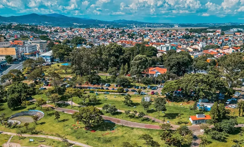 IBGE mapeia áreas verdes urbanas em projeto inédito 1 IBGE lança iniciativa inédita para mapear áreas verdes urbanas no Brasil. Projeto experimental em Guarulhos e Palmas revela importância dessas áreas para planejamento urbano e serviços ecosssistêmicos.